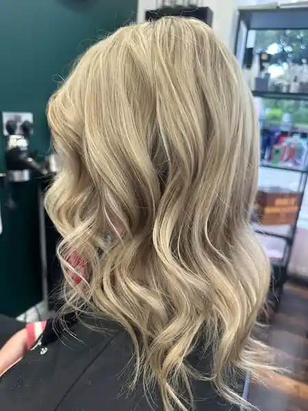 Wavy blonde hair